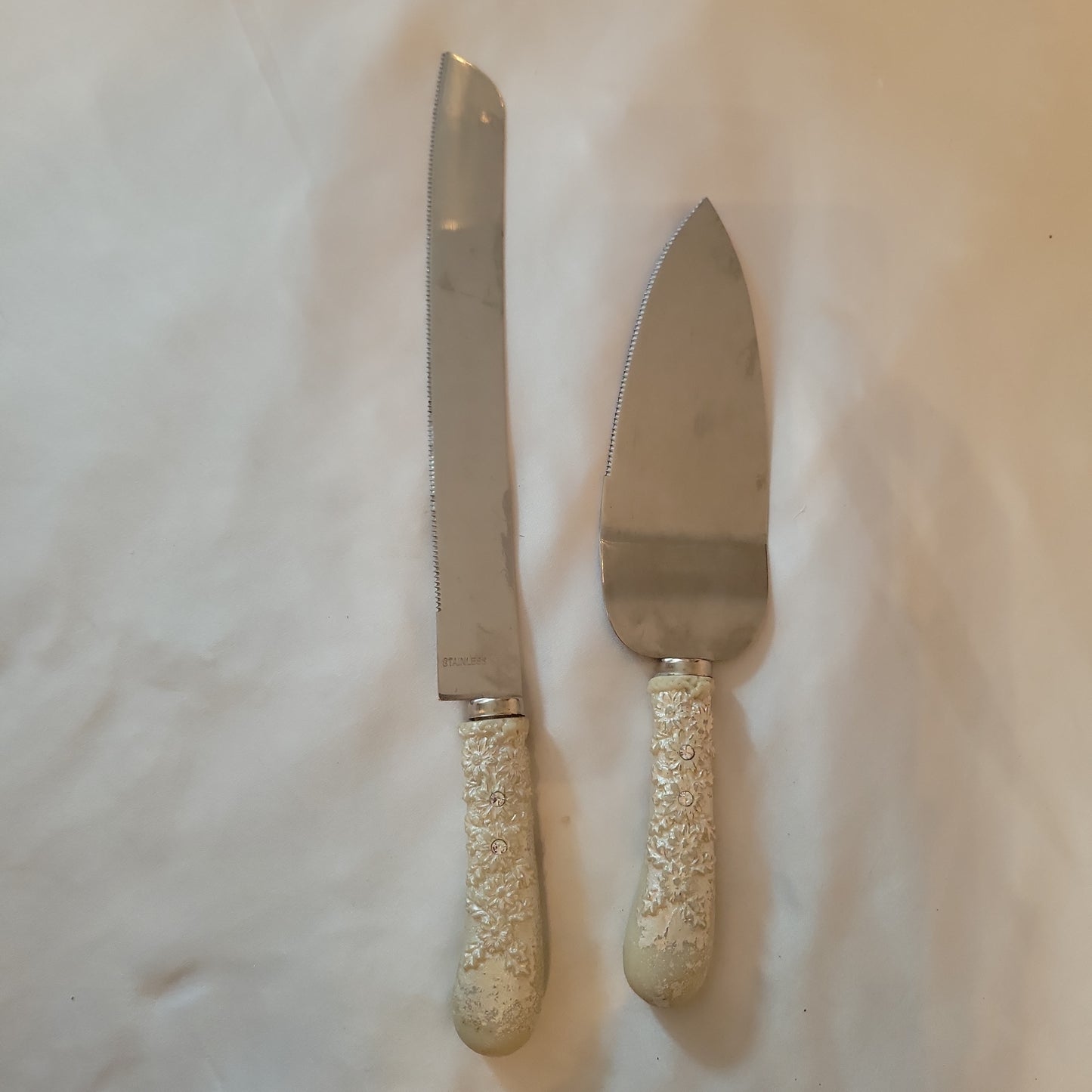 cake and knife set