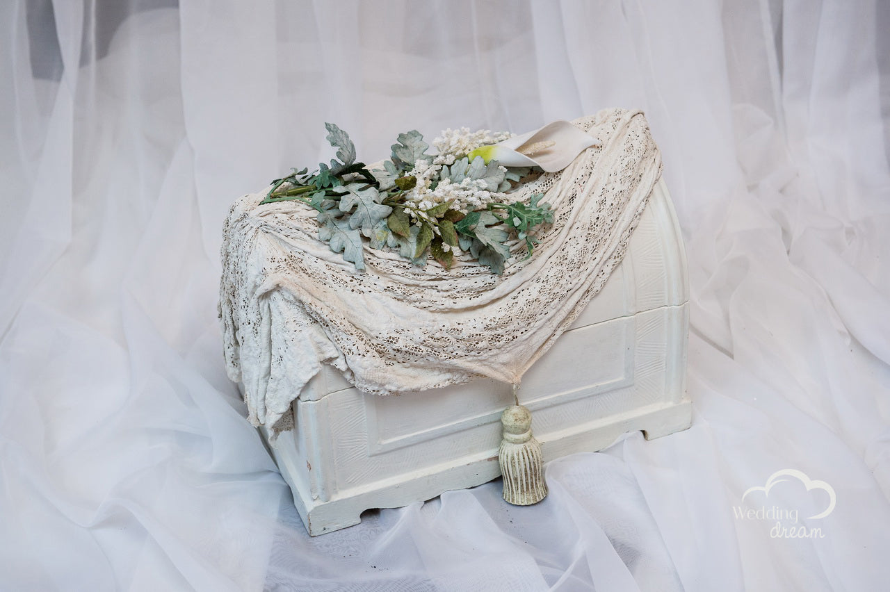 Medium White Vintage Chest Card Holder
